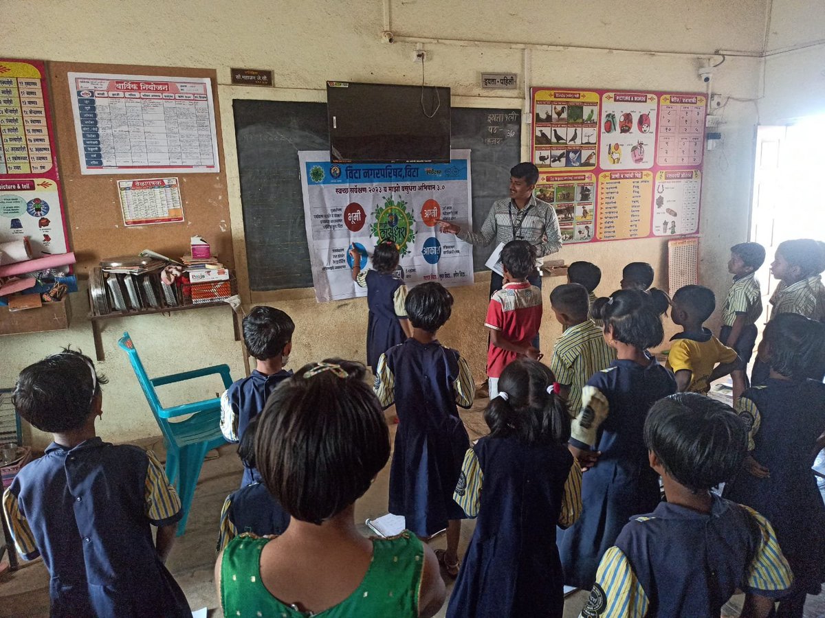 SwachhBharatGov's tweet photo. Maharashtra's Vita conducted an awareness cum motivational drive among school students. The ULB motivated the students to adopt #SwachhPractices to ensure the optimum safety of the atmosphere. The young minds took the #SwachhataPledge & radiated a strong message of #JanBhagidari. https://t.co/CJy73aOotY