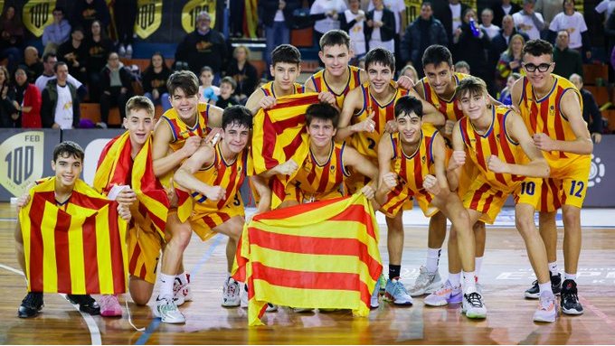 🥇🥇🥇🥈 3 ors i 1 argent de #CatalunyaBQ a l'estatal de seleccions #KDTINF2023 de Huelva!

🔝 Les Seleccions Catalanes Infantils i la Cadet Femenina es pengen la medalla d'or, mentre que la Cadet Masculina és argent.

💪 Enhorabona Catalunya!

📸 FEB
➡️ basquetcatala.cat/noticies/9831