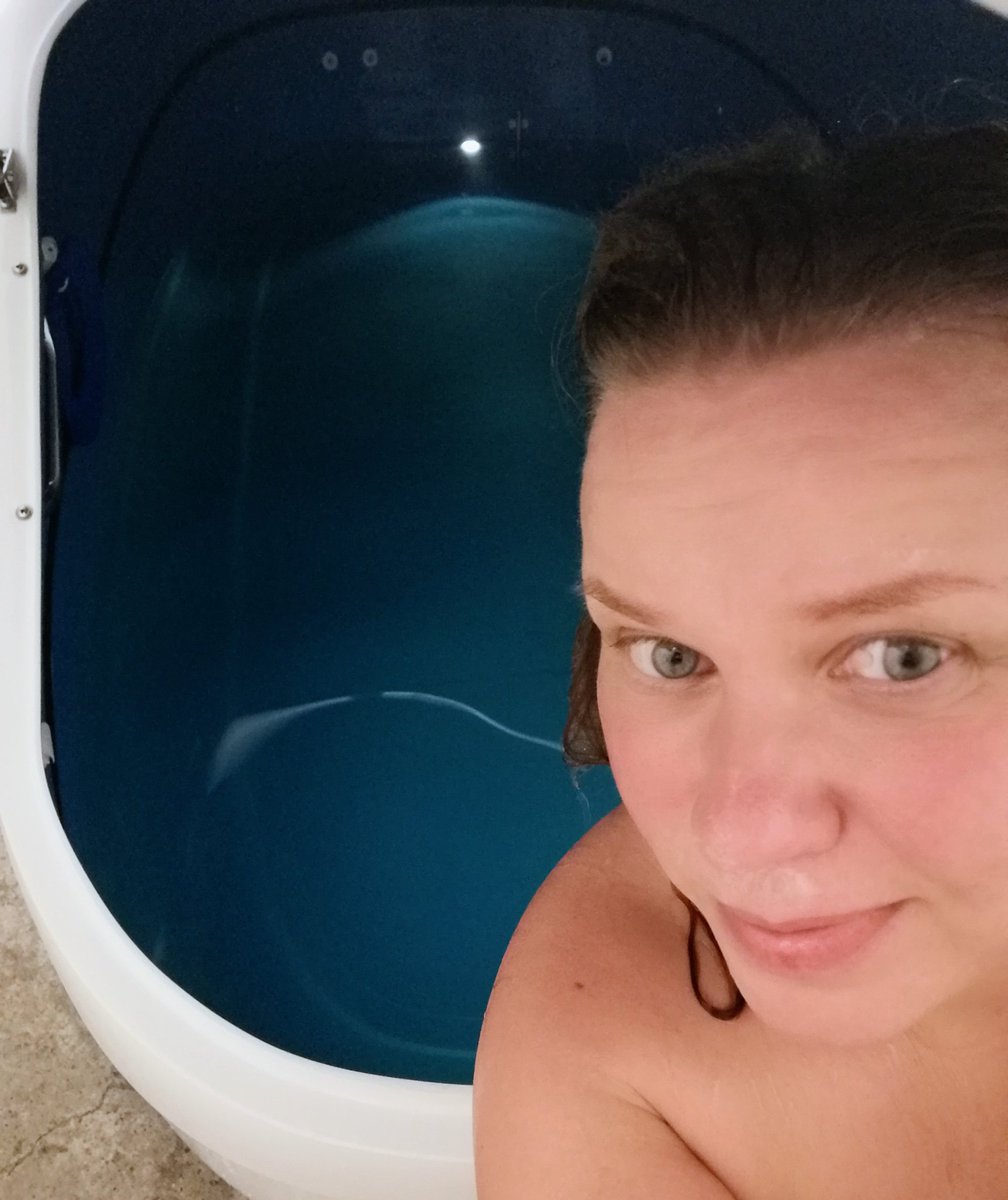 HeinilaMarika's tweet photo. En oo ihan varma, miten nää mun ystävien lahjat pitäisi ymmärtää. On kasvohoitoa, vartalohoitoa ja sit tää💦 #kellunta. Kuulemma rentouttaa. Enhän mä pystyny yhtään keskittyy mihinkään meditatiiviseen tuommosessa pimeessä suljetussa sukkulassa 🤣 https://t.co/ls0FADNZiK