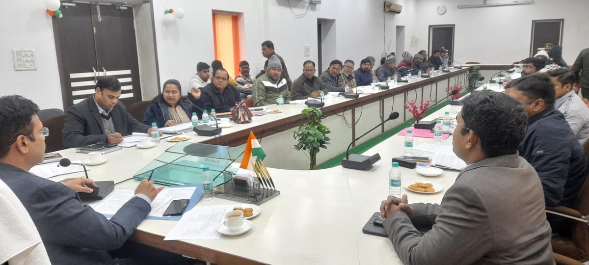 जिलाधिकारी #Agra द्वारा एडीएम/सीडीओ/आरटीओ/संयुक्त आयुक्त उद्योग/सम्बन्धित अधिकारियों के साथ कलेक्ट्रेट सभागार में "जिला सड़क सुरक्षा समिति" एवं "उत्तर प्रदेश ग्लोबल इन्वेस्टर्स समिट-2023" के आयोजन के संबंध में बैठक की गई।