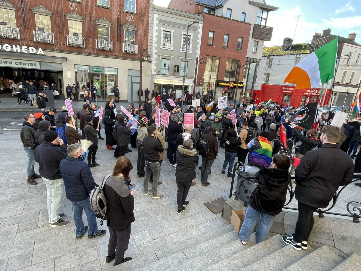 Greet to see the counter protest outnumbering the racist scum in #drogheda today #RefugeesWelcome