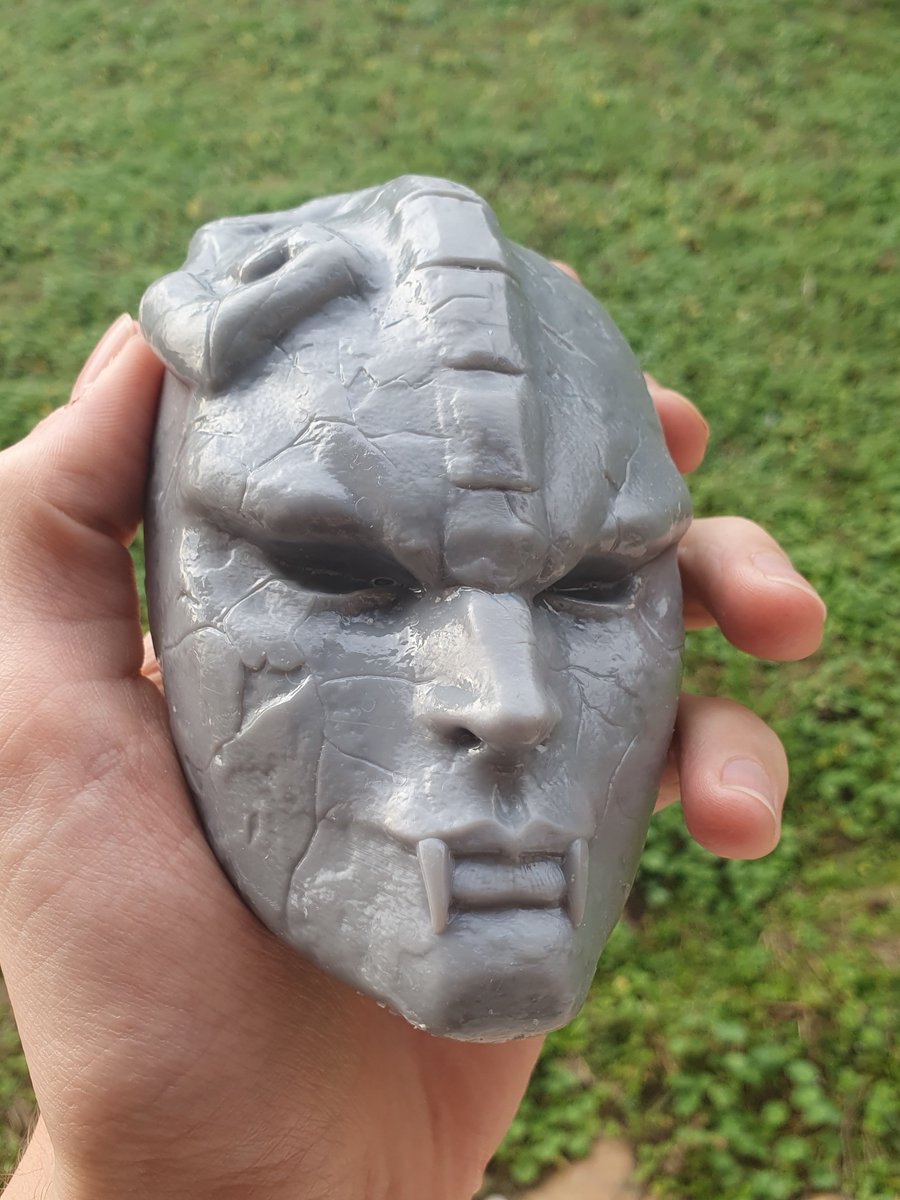 Je me suis acheté une imprimante 3D résine et j'ai print le masque de pierre dans Jojo pour tester, regardez la qualité des détails c'est trop une dinguerie mdr c'est fou la technologie