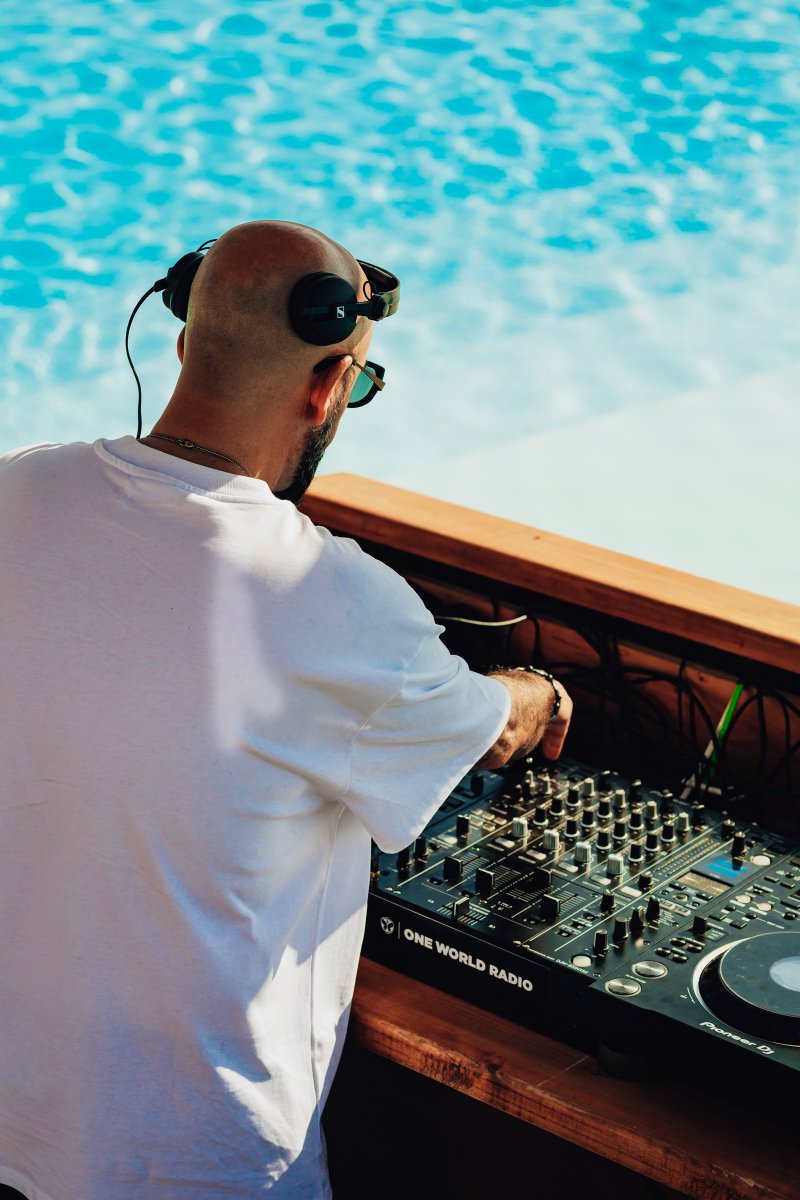 Dream away by the pool with delicious refreshments, a dip in the clear water, and the uplifting sounds of Matt Jones at the poolside. 

WhatsApp +971 50 935 2344

#TerraSolis #DesertDestination