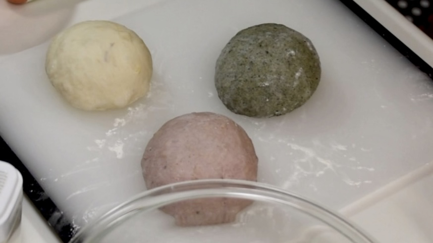 PAN_TOKA_YOU's tweet photo. 【パン】50代がハンドミキサーでパン作り/色付きのパンかわいいね/いくつか見れば、パン作りの流れがわかります/Mugwort, purple sweet potato and plain bread
https://t.co/AWFaqTD8n2

#おうちパン #手作りパン #softbread #homebaking #bread #bakingbread #loafbread #overnightdough https://t.co/H2Gymf19aZ