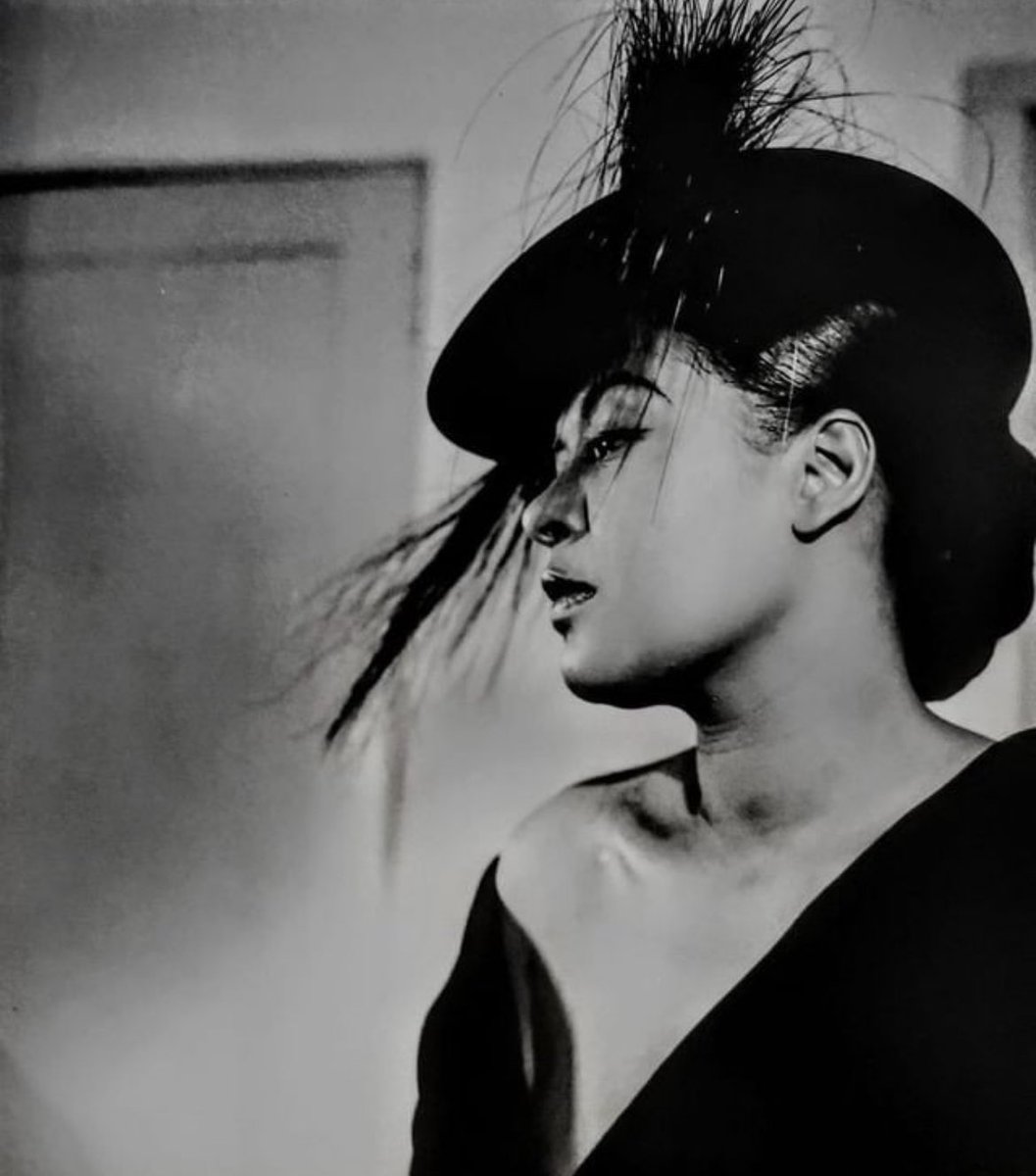 Radiolariablog's tweet photo. El 22 de enero de 1946, #BillieHoliday llegó al estudio de grabación y en una sola toma grabó “Good Morning Heartache” junto a una orquesta de cuerdas, poniendo voz sobre las letras dolientes de #ErvinDrake, quien acababa de romper con el amor de su vida. https://t.co/YSQxoO2nhK