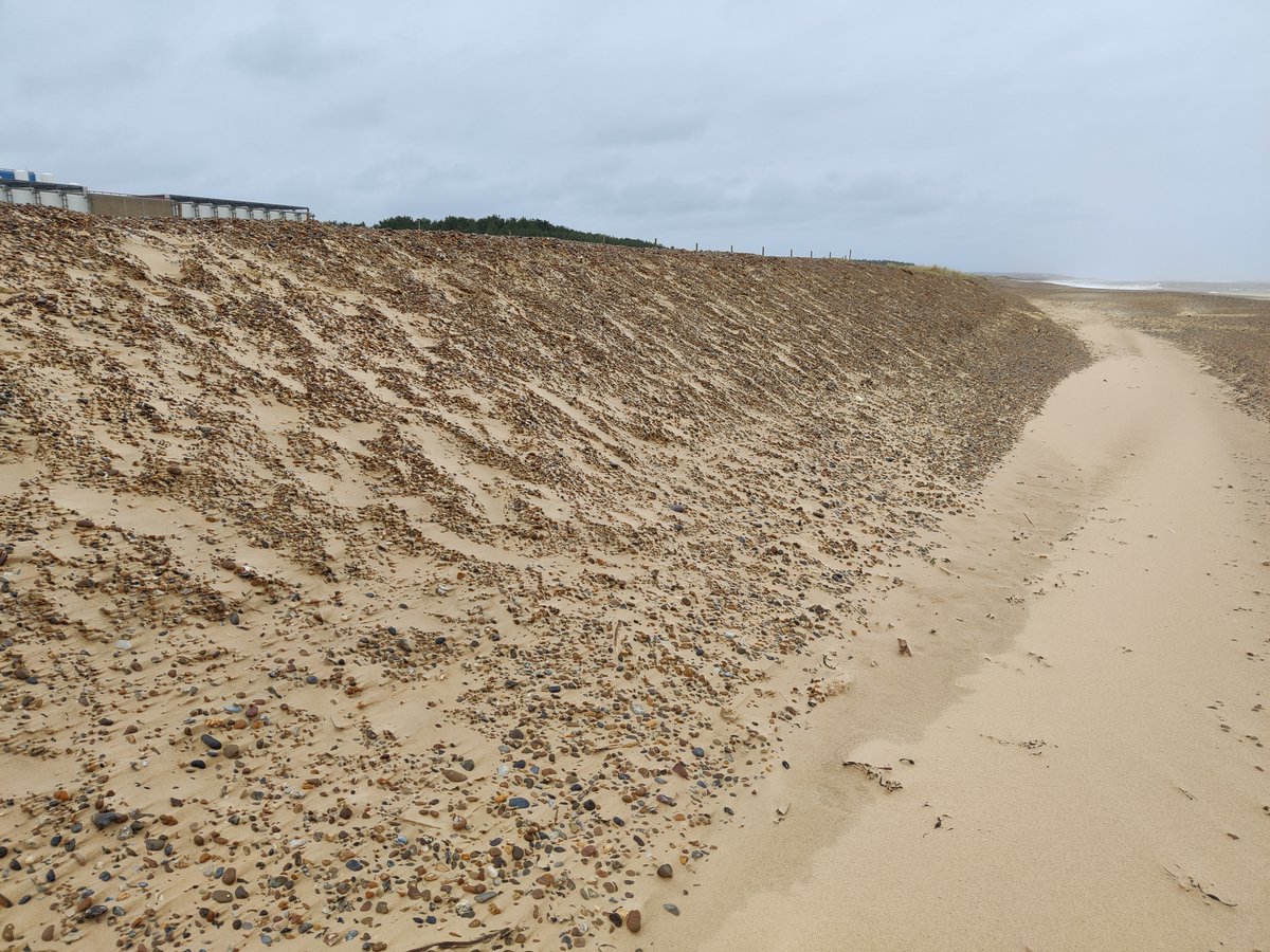 SayNo2SizewellC's tweet photo. Today 7th Jan 2023 the beach at Sizewell is displaying huge change, particularly fronting EDF's proposed Sizewell C site. No wonder so many have concerns about the viability of protecting this vulnerable site that will be storing radioactive waste till late 2190s
#SayNo2SizewellC https://t.co/KAWlY6Ncrn