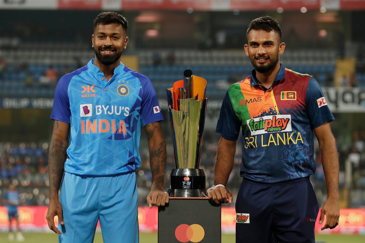 FIndiaofficial's tweet photo. India opt to bat first in the 3rd and decider T20I of the series. #IndvSL #fansindia #cricket https://t.co/PMLr8PQ7i8