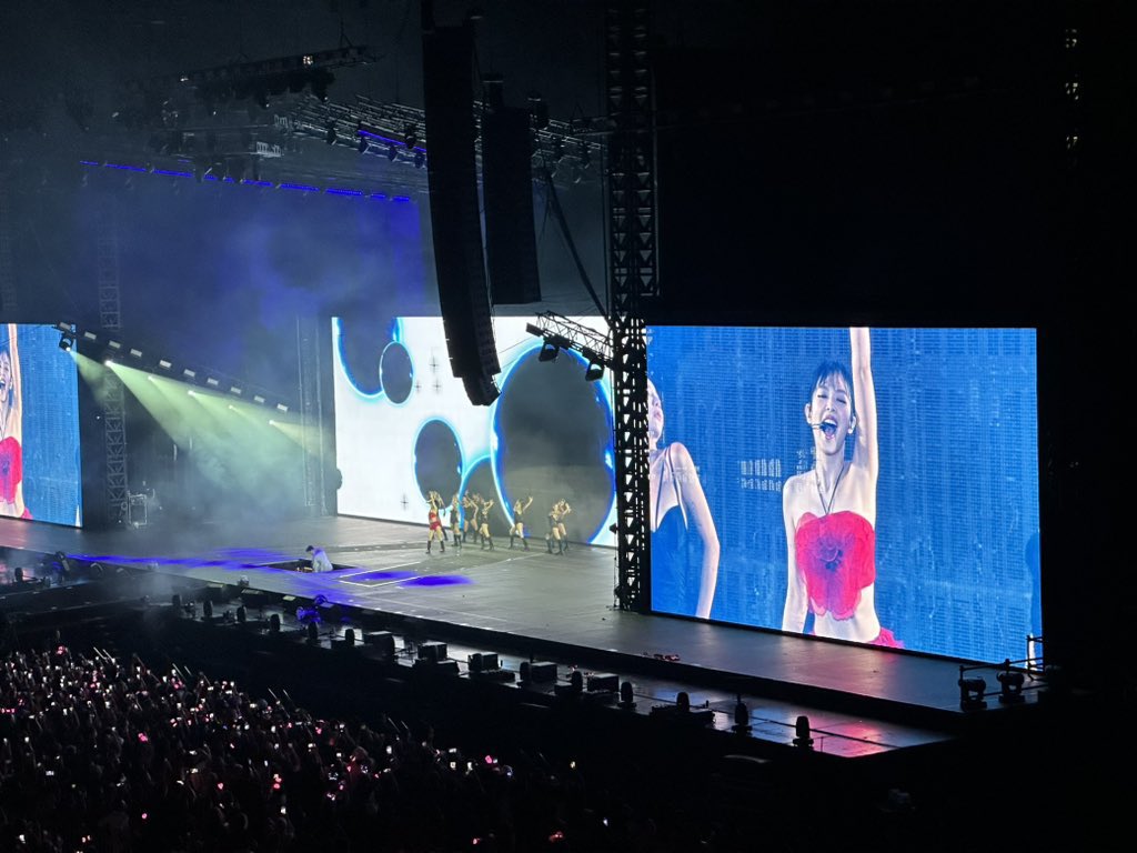 tjruby_'s tweet photo. เจนนี่ you &amp; me ที่ไทย ชุดแดงงงงง ❤️
 #BORNPINKinBANGKOK https://t.co/ymvecgk06P