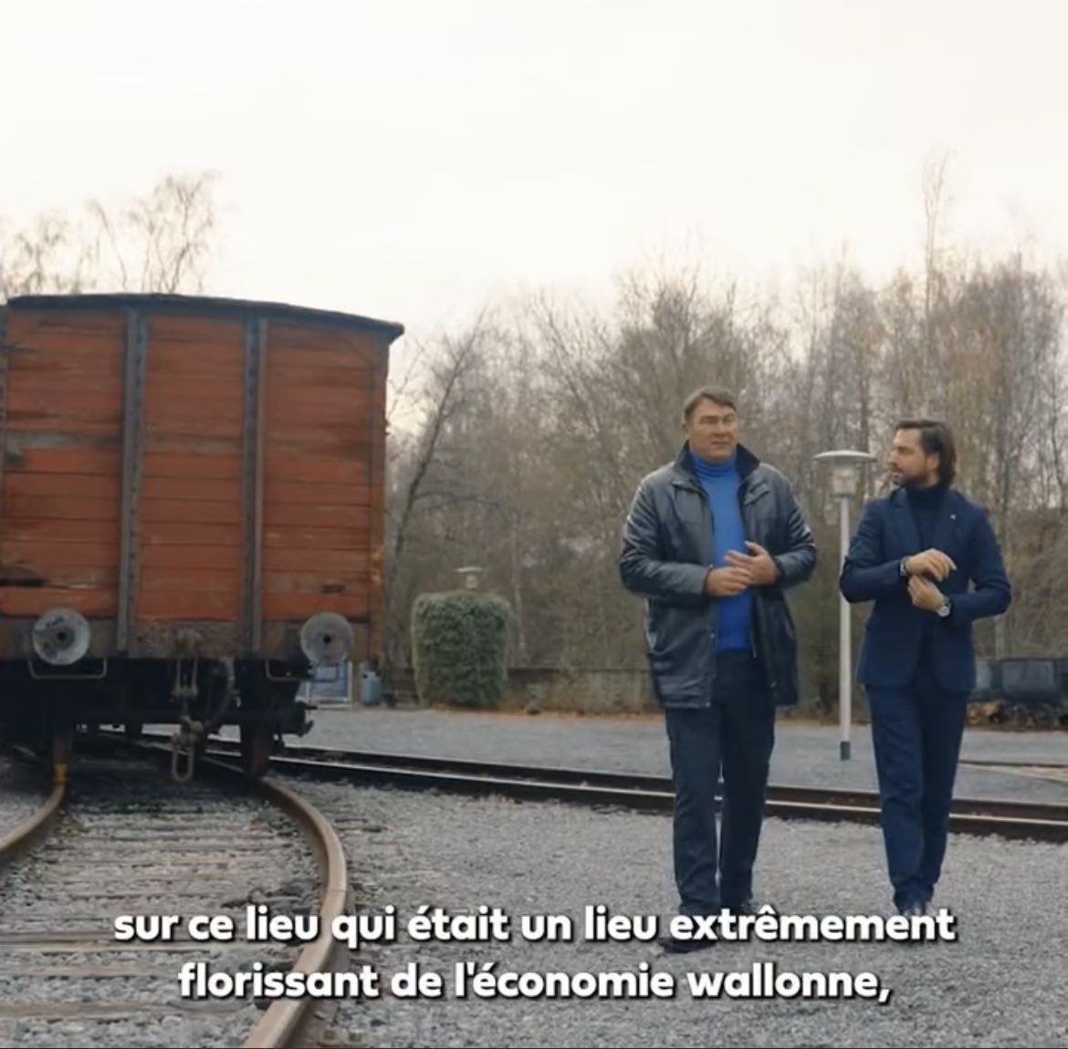 Le Bois du Cazier « lieu florissant de l’économie wallonne … » dit-il. Son pote aurait pu lui expliquer qu’à Charleroi, quand on évoque ce lieu de mémoire ce n’est pas comme symbole d’un fleuron économique mais bien celui d’une catastrophe qui a coûté la vie à 262 travailleurs.
