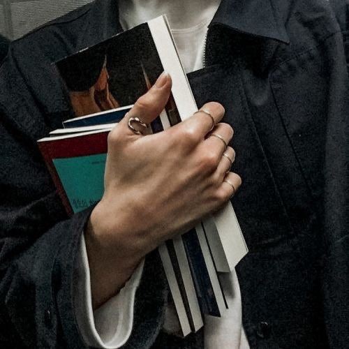 tinywallfl0werr's tweet image. le mie letture del 2023 - a thread 📚✨️