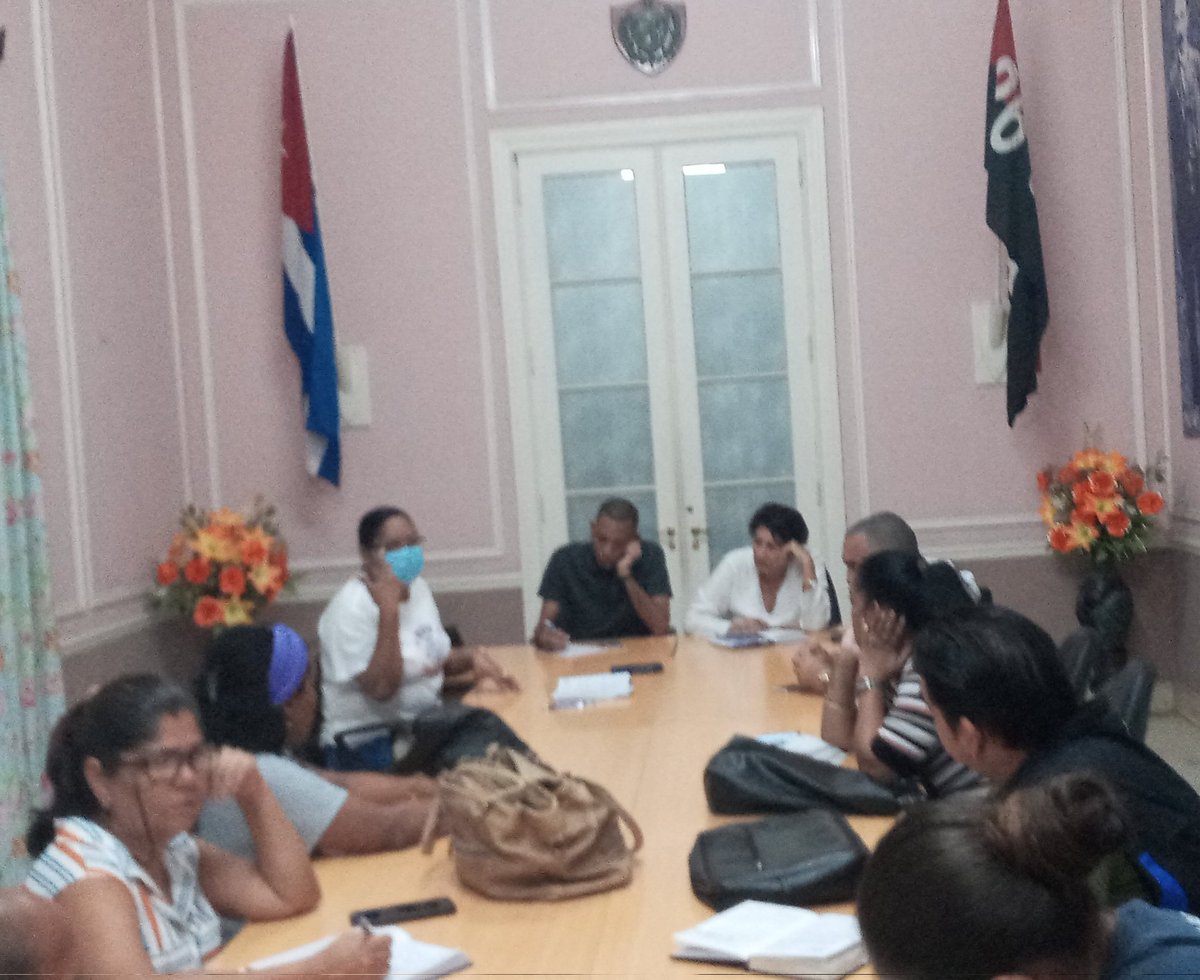 Alejandro843102's tweet photo. El equipo de @AsambleaLaLisa desde temprano chequeando las acciones pendientes en el trabajo en los barrios. #CubaViveYTrabaja #VamosConTodo @gobhabana https://t.co/MaOMX9L8Dt