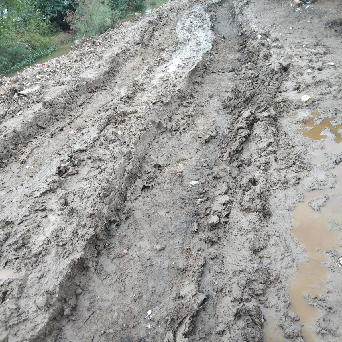 FSolangi125's tweet photo. INSHALLAH....#Chairmain #PPP will be and make #Pakistan instead of #Sindh.because facing already troubles, deficulties in #Sindh. starting of #IND #14august 1947, this road couldn't completed, #Ps15_NA202.
#MIRAN_MACHHI. #MIROKHAN. https://t.co/V22w5SxR1v