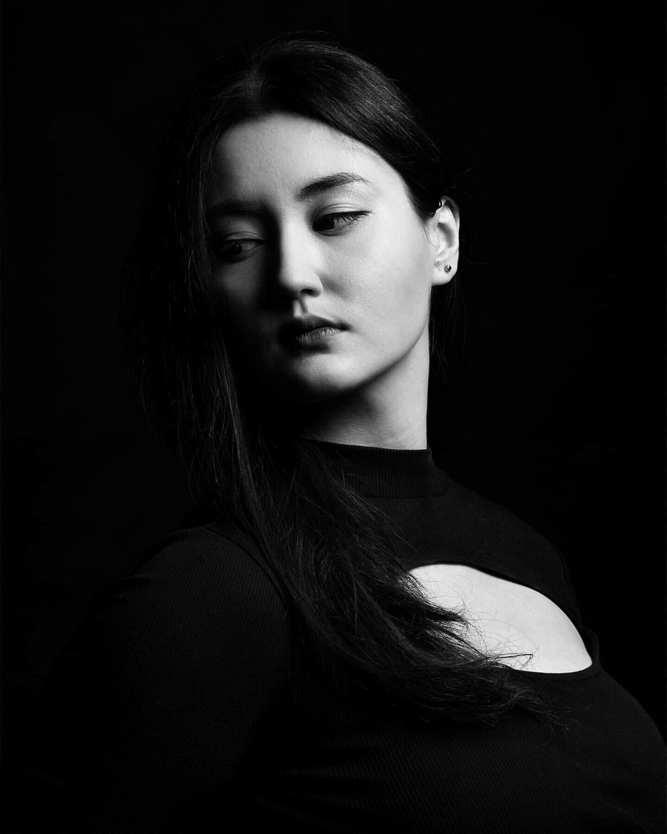 أقَع فِي الجانِب الخَفي
مِن هذا العالَم
فِي الجِهَة المُنصِتة
التِي تَتلقىٰ كُل حَدث
لِتحتفظ بِه بِمَوضعٍ لا يَمسَّه أحَد.

#رواء