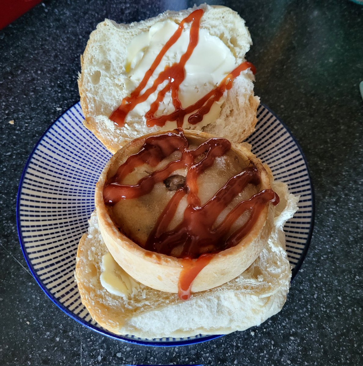 Tarte écossaise au pain blanc beurré avec sauce brune