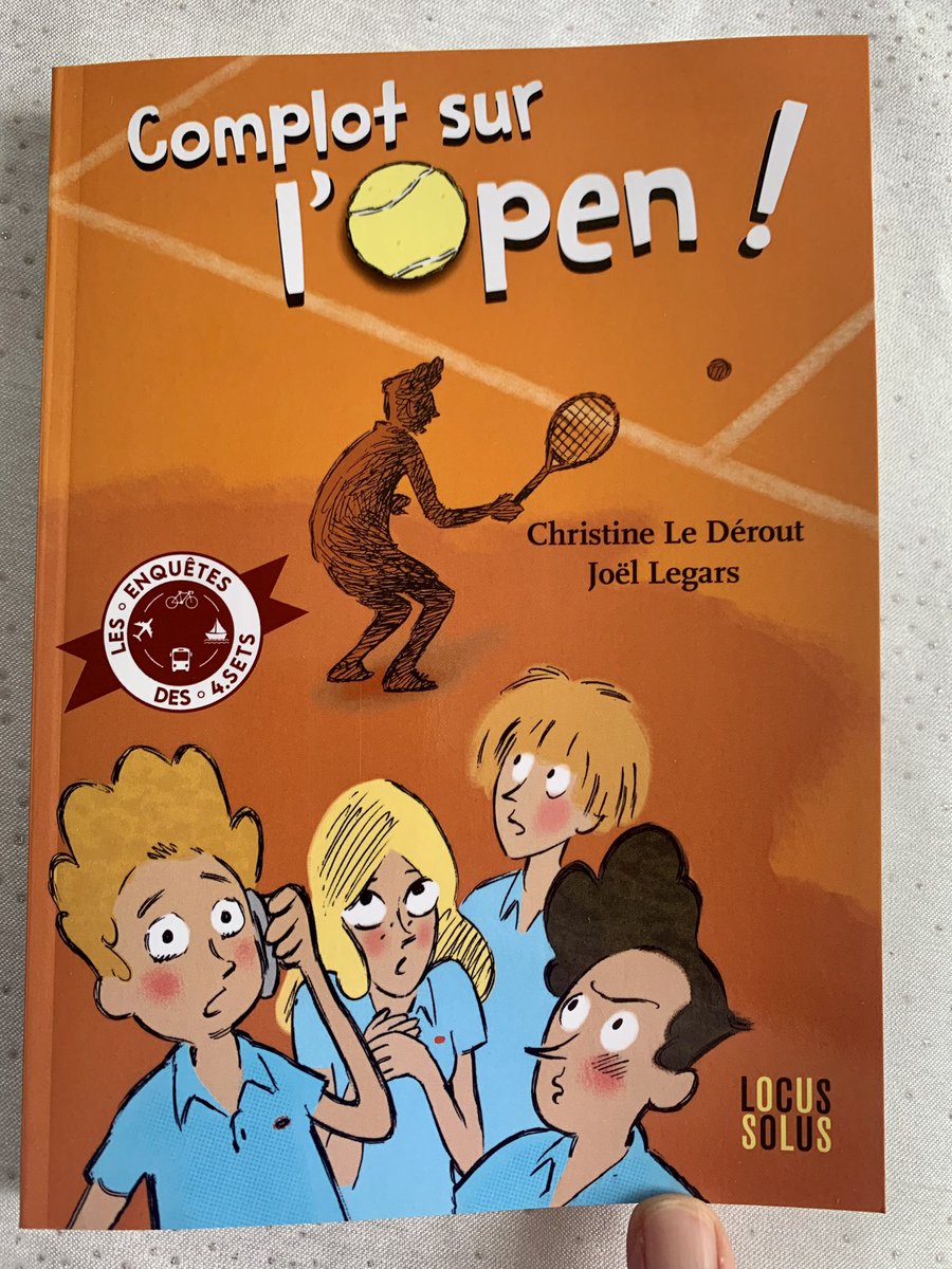 LederoutC's tweet photo. 📚 🎾👋 Bonne nouvelle, la 3eme édition de Complot sur l’Open vient de sortir, le livre est à nouveau disponible chez tous vos libraires. Dorénavant, il arbore un très joli logo, symbole identifiant les différentes aventures de la série des 4.sets.
#LocusSolus
#Tennis https://t.co/6J6WuzuRHZ