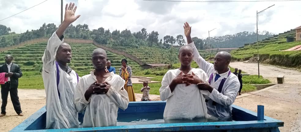 nrs_rwanda's tweet photo. Uyu munsi, Itorero rya ADEPR ryakoreye ivugabutumwa mu Kigo Ngororamuco cya Nyamagabe, habatizwa urubyiruko 96 rwari rumaze amezi 3 rukurikirana inyigisho z'umubatizo.Hakiriwe kandi 5 biyemeje gutandukana n'ingeso mbi zose nyuma y'uko bari barabatijwe bagasubira mu byaha. https://t.co/NR1mzMIIrr