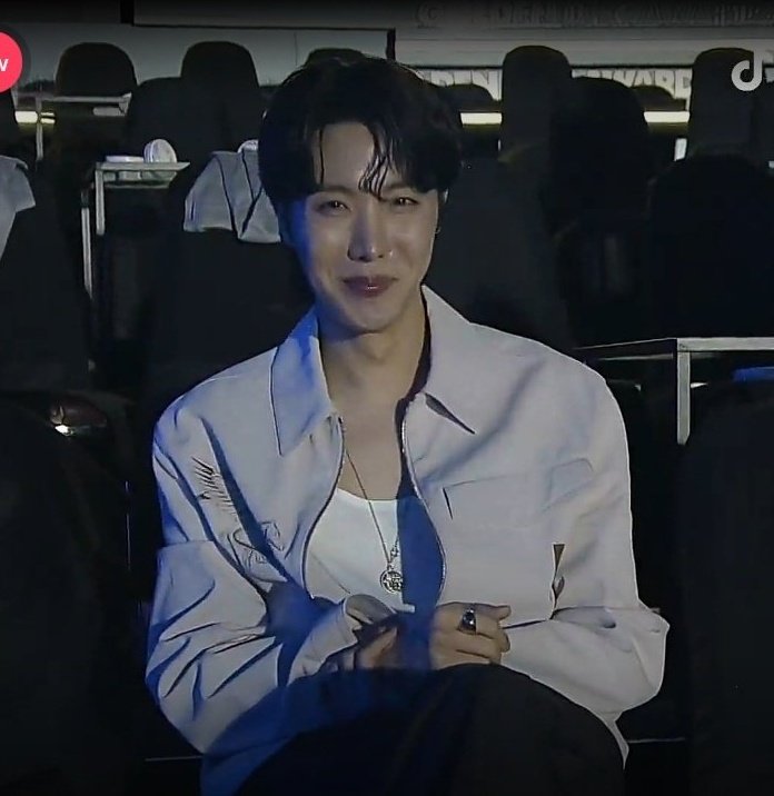 mubai__jk's tweet photo. รอมาทั้งวันได้เห้นพี่ยิ้มได้แบบนี้กุกะแฮปปี้ละ https://t.co/hqaKlIVZAm