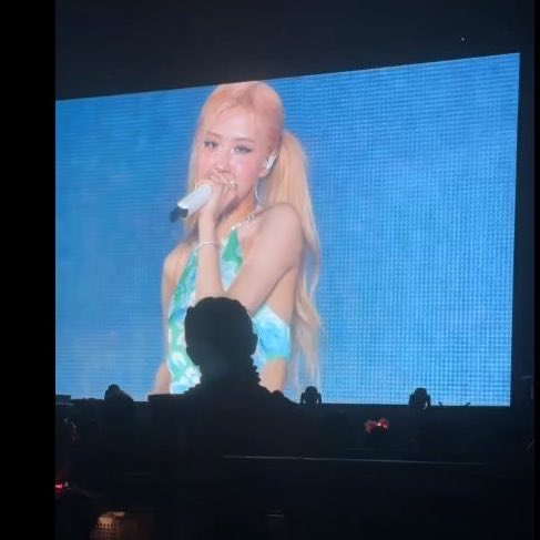 rosespics's tweet photo. ROSÉ https://t.co/h5kQUBKwiw