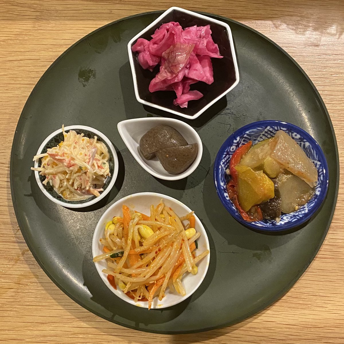 SakabaChannel's tweet photo. yasuda盛(小) 580円
・カニカマサラダ
・玉コン煮
・セロリの浅漬け
・野菜のピクルス
・もやしナムル https://t.co/1H0lLJ3BSn