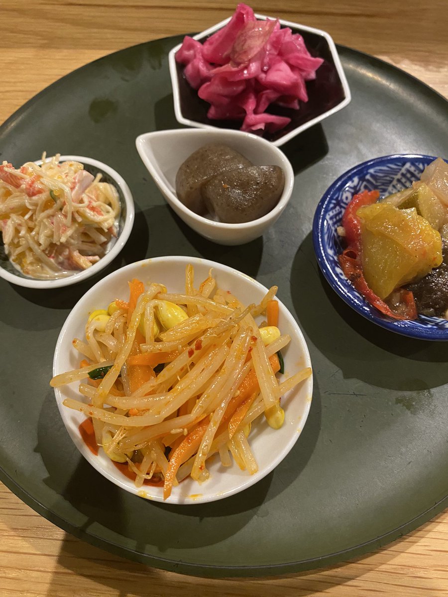 SakabaChannel's tweet photo. yasuda盛(小) 580円
・カニカマサラダ
・玉コン煮
・セロリの浅漬け
・野菜のピクルス
・もやしナムル https://t.co/1H0lLJ3BSn