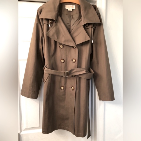 IiiWilde's tweet photo. So good I had to share! Check out all the items I'm loving on @Poshmarkapp #poshmark #fashion #style #shopmycloset #cassandrao #michaelkors #prana: https://t.co/hZNXoHUPjv https://t.co/BzXpnvsJuT