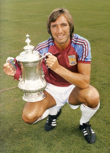 boleynbadges's tweet photo. SIR billy bonds so that it what it is like to win a domestic trophy i had forgotten how good was the home shirt that is what a west ham united home shirt shhould look like imho https://t.co/BZVcJOzMfI