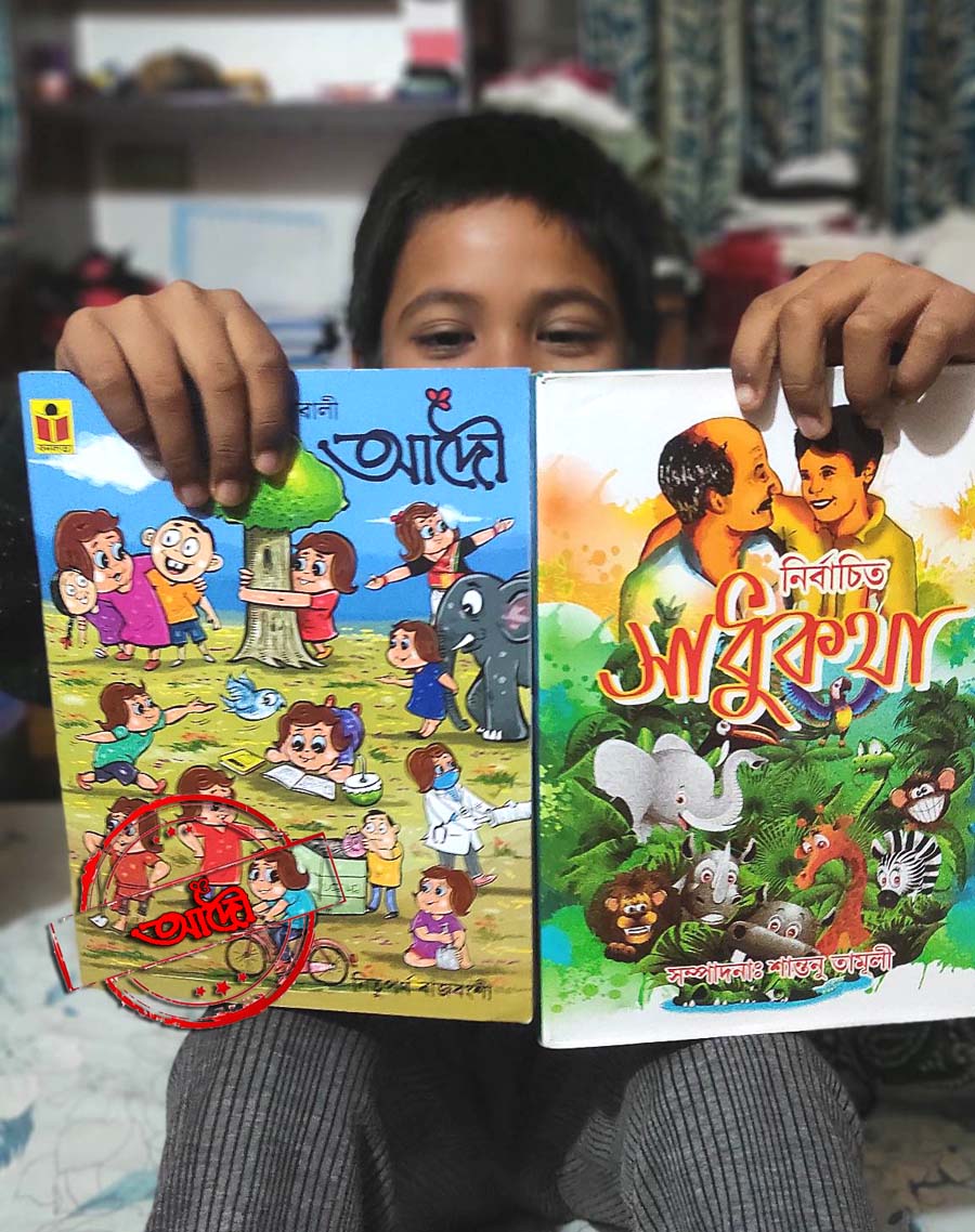 aadou8's tweet photo. #Aadou #books #Banalata #bookfair | চতিয়াৰ পৰা এয়া স্বপ্নাভ। বিশিষ্ট শিশু-সাহিত্যিক শান্তনু তামুলী সম্পাদিত নিৰ্বাচিত সাধুকথাৰ লগতে আমাৰ 'আদৌ'কো তেওঁ আদৰিছে হেঁপাহেৰে। তোমালৈ অলেখ চেনেহ স্বপ্নাভ ❤️ #Sootea #Assam #AssamBookFair https://t.co/A68Rll8IPA