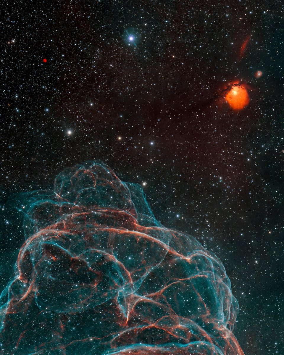 Bir Süpernova'dan Kalan Şok Dalgalarının Bir Kısmı, Spagetti Bulutsusu'nun En Doğusu ✨