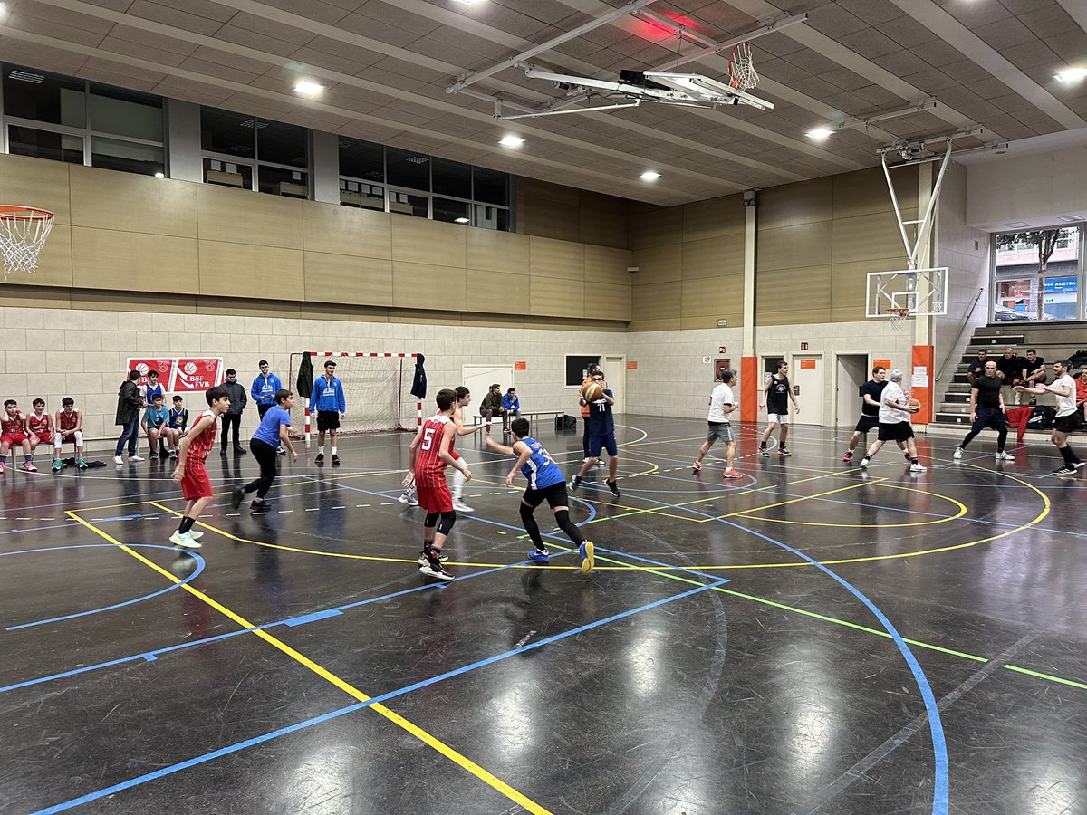 35 equipos, +150 deportistas solidarios 
.

V Torneo Solidario 3x3 🏀 #EscoGabonak  Organiza @AD_EscolapiosBi @EscolapiosBi @itakabilbao Apoya @BizkaiaBasket @Basketbasko
.
.
El cole a tope de #Basket 🧡💙🧡💙