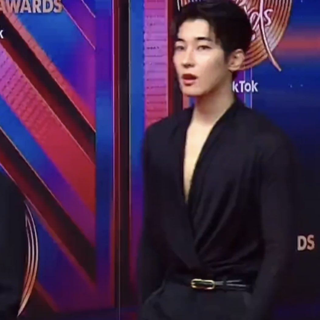 tinkswonu's tweet photo. WONWOO LOOKS SO GOOD 😭 https://t.co/NjodZJC191
