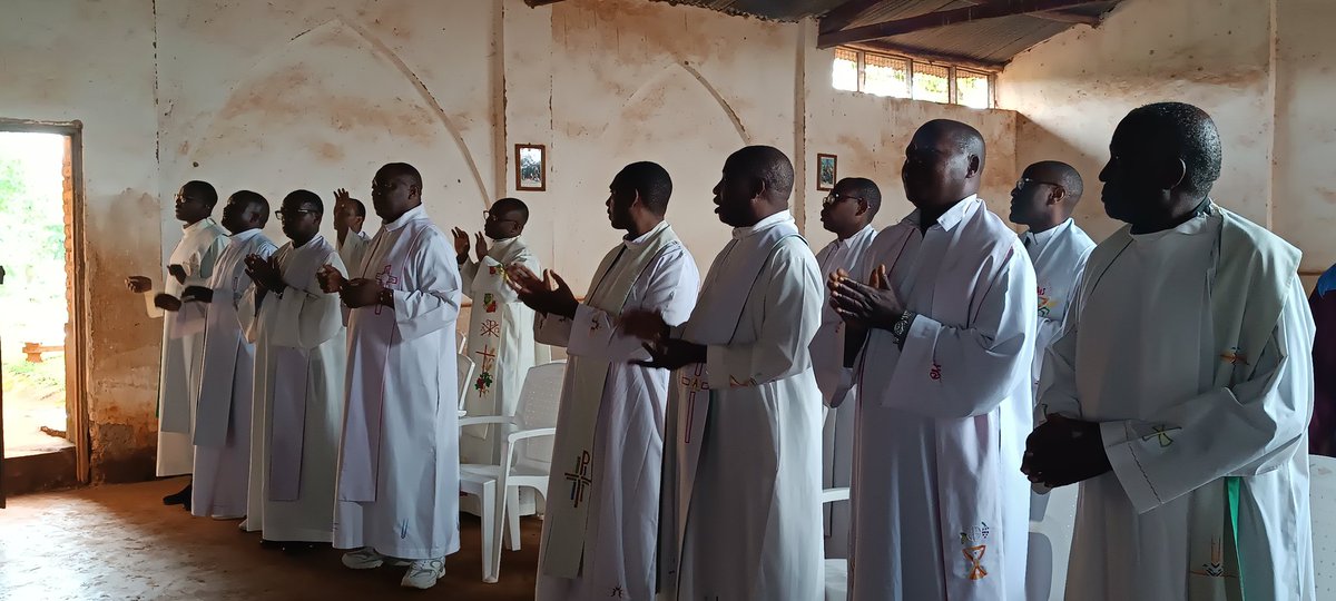 DioceseNgozi's tweet photo. Autour de l'Évêque du @DioceseNgozi, les prêtres et les consacrés œuvrant dans le diocèse se sont retrouvés à #Bigera #Commune_Kiremba @NgoziProvince pour les vœux du #Nouvel_An 2023. Tout débute par la messe d'action de grâces célébrée dans l'église de la succursale Bigera https://t.co/w50e3ygKGQ