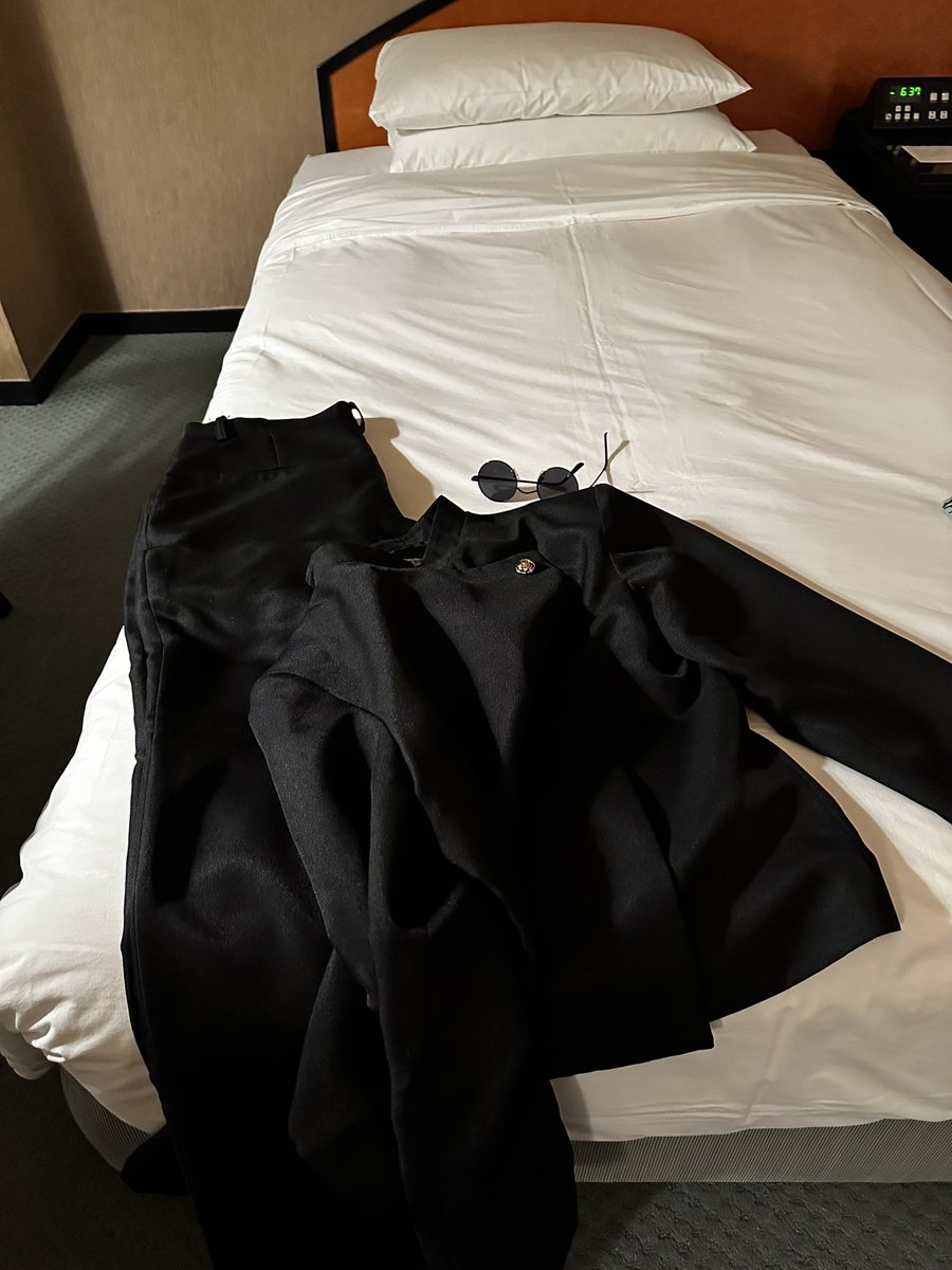 「ホテル着いてちょっと振り返ったら、レイヤーの荷解きの巻き添えくらって未成年に悪い」|２９８🍖 次回5月のイラスト