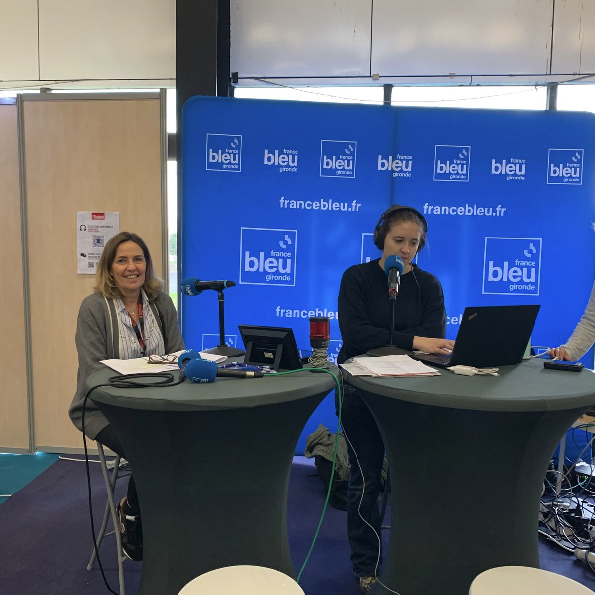 letudiant's tweet photo. #SALONLETUDIANT • Toute la matinée, France Bleu Gironde (@Bleu_Gironde) délocalise son antenne pour être en direct depuis le Salon de l’Etudiant de #Bordeaux !🎙️
🔗 Inscription gratuite : https://t.co/2gxPicqGuC https://t.co/XnV8GFqUE8
