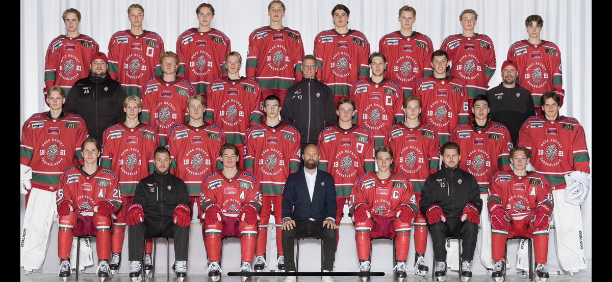 Idag drar J18 Allsvenskan igång där Djurgården kommer på besök. Hägglunds Arena 16:00 släpps pucken, hoppas så många som möjligt hittar sig ner i snöstormen❄️