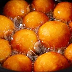 あの有名ドーナツが自宅で作れる!？余ったお餅で作る「もちドーナツ」。