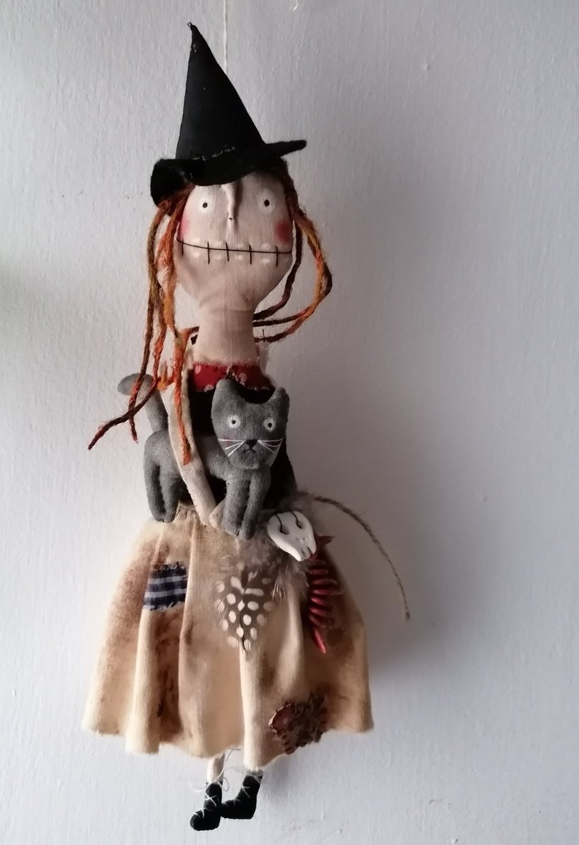Happy New year #UKGiftHour #UKGiftAM ❤️ Sharing with you my little witch and her cute kitty as they are my first makes of 2023 😊 They are handmade and available on Big Cartel Littlebirdofparadise.bigcartel.com/product/witch-… #MHHSBD #shopindie #textileart