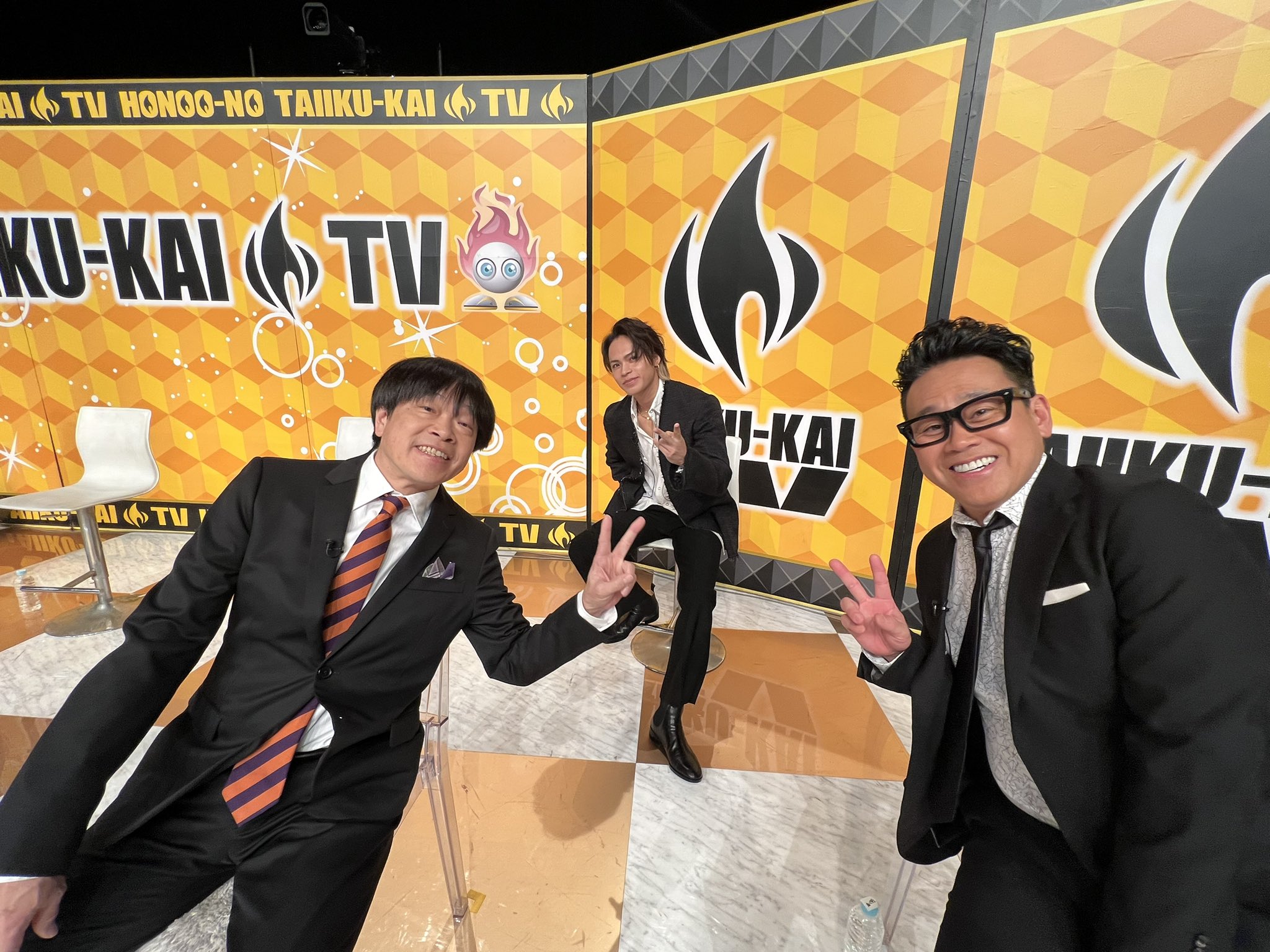 Fl3FOv3agAAdhs6?format=jpg&name=large