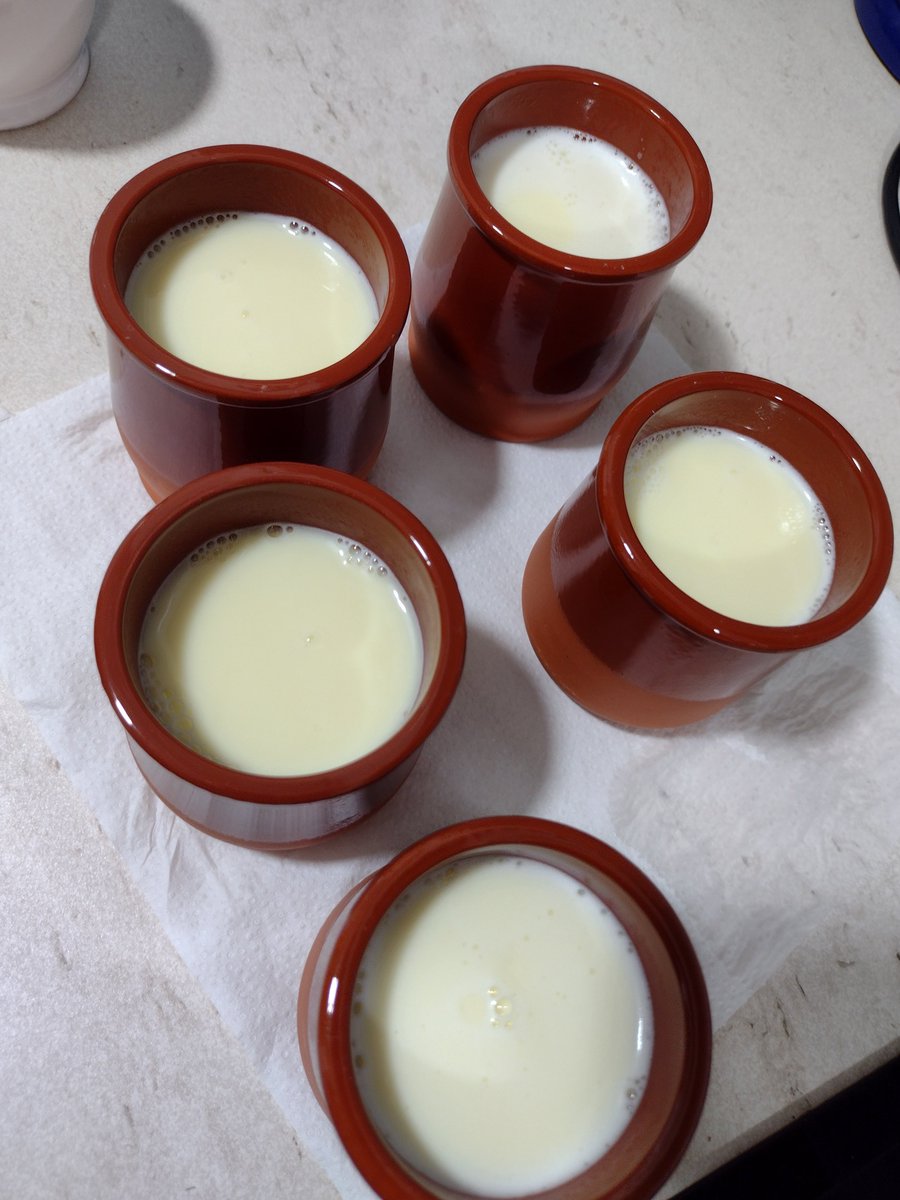 EmebeMetal's tweet photo. Preparación de manjares para la vuelta al rol presencial después de eones de la mano de @Mr_Dantastico con @killerdoges y @elenarojasg, piña y pannacotta a la canela. #TeamRol&Dulces https://t.co/O5gEGpXZ1r