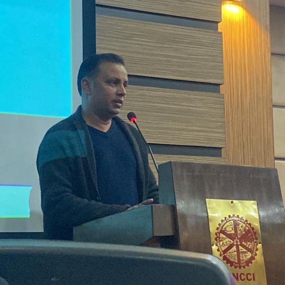 NepalUSalumni's tweet photo. Immediate past President of NUSAN and newly elected Member of Parliament @manishjhanepal sharing his experience as a President of NUSAN, the New Nepal and motivating the Alumni to start doing things rather than just planning. An amazing orator and an influence to many. https://t.co/Svq6NhJ8nK