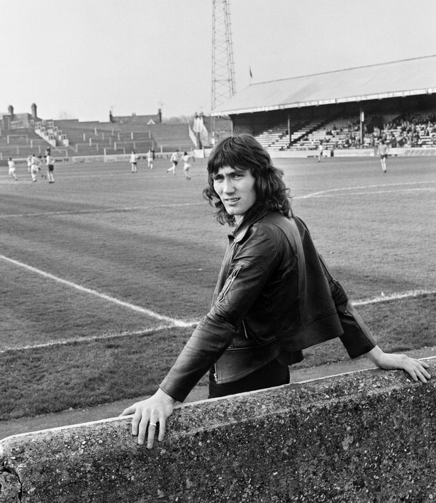 A principios de siglo, la BBC publicó una lista con los 10 mejores futbolistas de la historia. Allí, junto a los nombres de George Best, Pele, Beckenbauer, Cruyff o Maradona, sorprendía uno que casi nadie conocía: Robin Friday. El mejor futbolista que nunca pudimos ver.