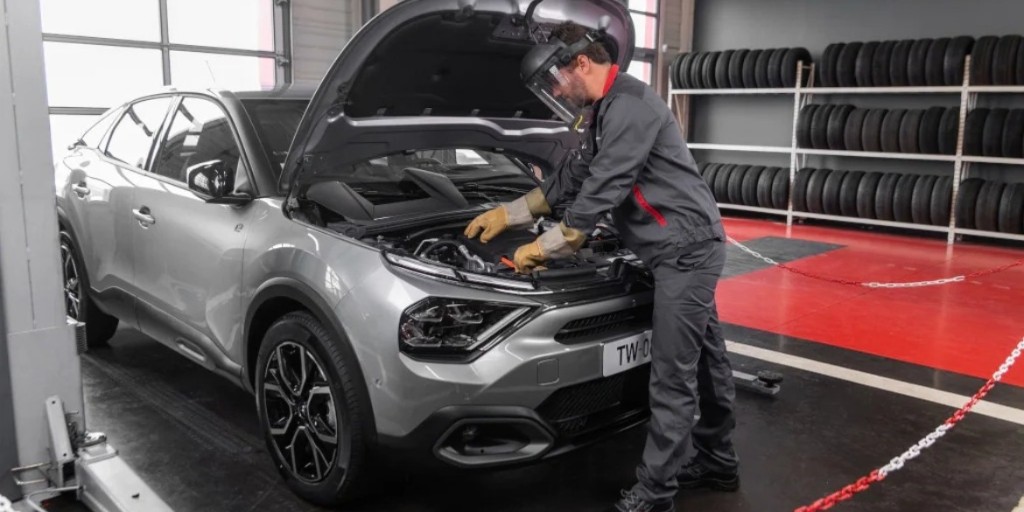CitroenPtbrgh's tweet photo. Prepare your Citroën for the year ahead. 

Our Citroën-trained technicians know your car inside-out and use the latest diagnostic equipment and Citroën-approved techniques to ensure your vehicle is running in perfect order. 

Book your MOT online: https://t.co/YP2Zuk9C8U

#MOT https://t.co/6FffNgksq0