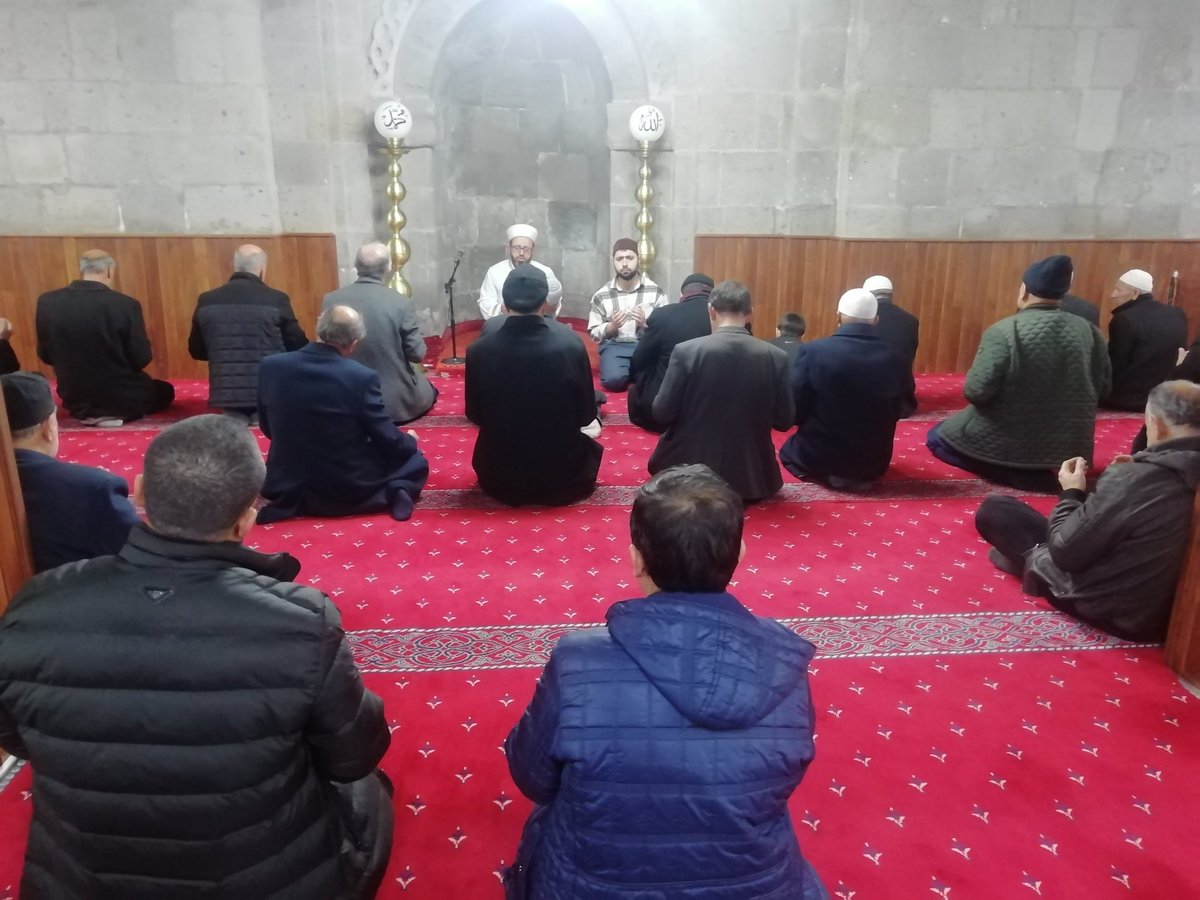 bitlisulucami's tweet photo. Geleneksel olarak devam eden haftalık hatim duası programını, bugün öğle namazından sonra #bitlisulucami'de cemaatimizin katılımıyla gerçekleştirdik.
NOT:Cüz okumak isteyenler bize ulaşabilir. 
@BitlisValiligi
@DIBAliErbas
@IsliyenDr
@bitlismuftulugu 
@idrisyavuzyigit
@diyanethbr https://t.co/TFEcbtBXTF