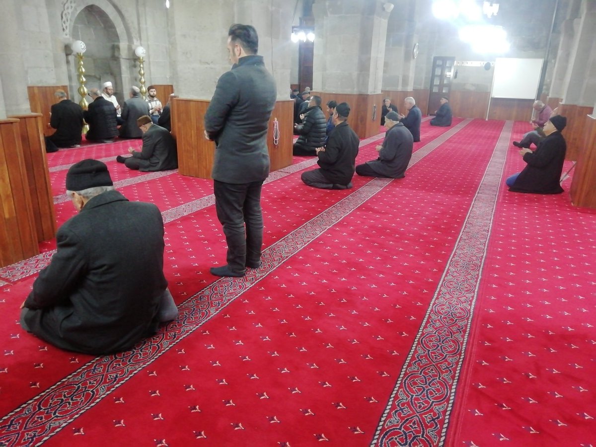 bitlisulucami's tweet photo. Geleneksel olarak devam eden haftalık hatim duası programını, bugün öğle namazından sonra #bitlisulucami'de cemaatimizin katılımıyla gerçekleştirdik.
NOT:Cüz okumak isteyenler bize ulaşabilir. 
@BitlisValiligi
@DIBAliErbas
@IsliyenDr
@bitlismuftulugu 
@idrisyavuzyigit
@diyanethbr https://t.co/TFEcbtBXTF