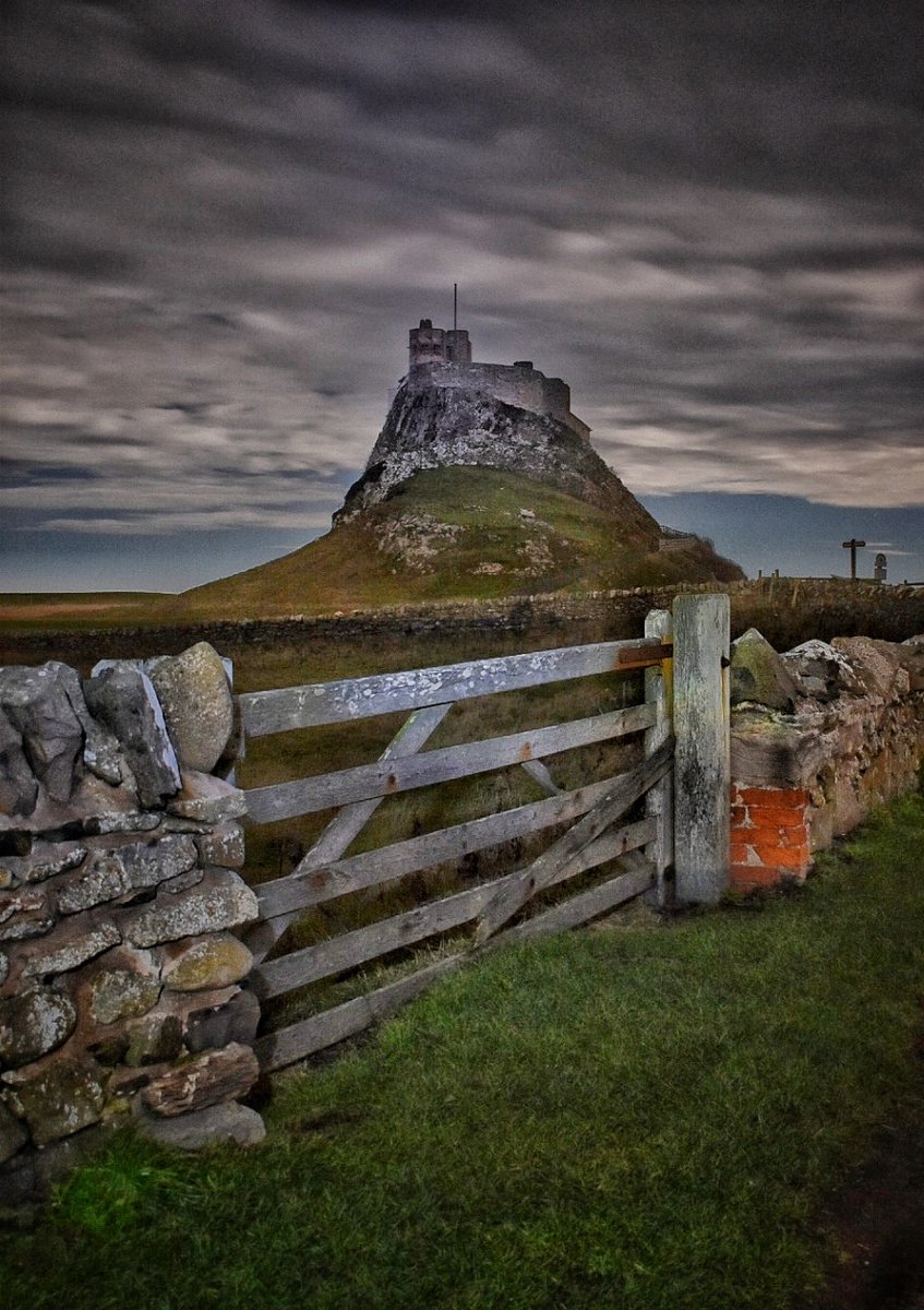 VisitNland's tweet image. Moody Lindisfarne Castle shot reflecting that January feeling ⛈️

Gorgeous pic @chefchaps

ow.ly/BgL450Mk3uM

@nationaltrust #visitnorthumberland #northumberland #endlessexperiences