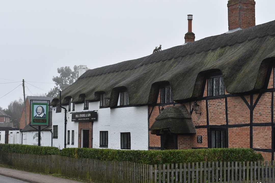 visit_leicester's tweet image. A view of #historic Braunstone with this row of #cottages which have been used as farm buildings, a pub and funeral director. A 3,000 year old Bronze Age axe was discovered in Braunstone showing a real #history to the place 

#leicester #thatch #thatchedcottage
📷 by mh80photos