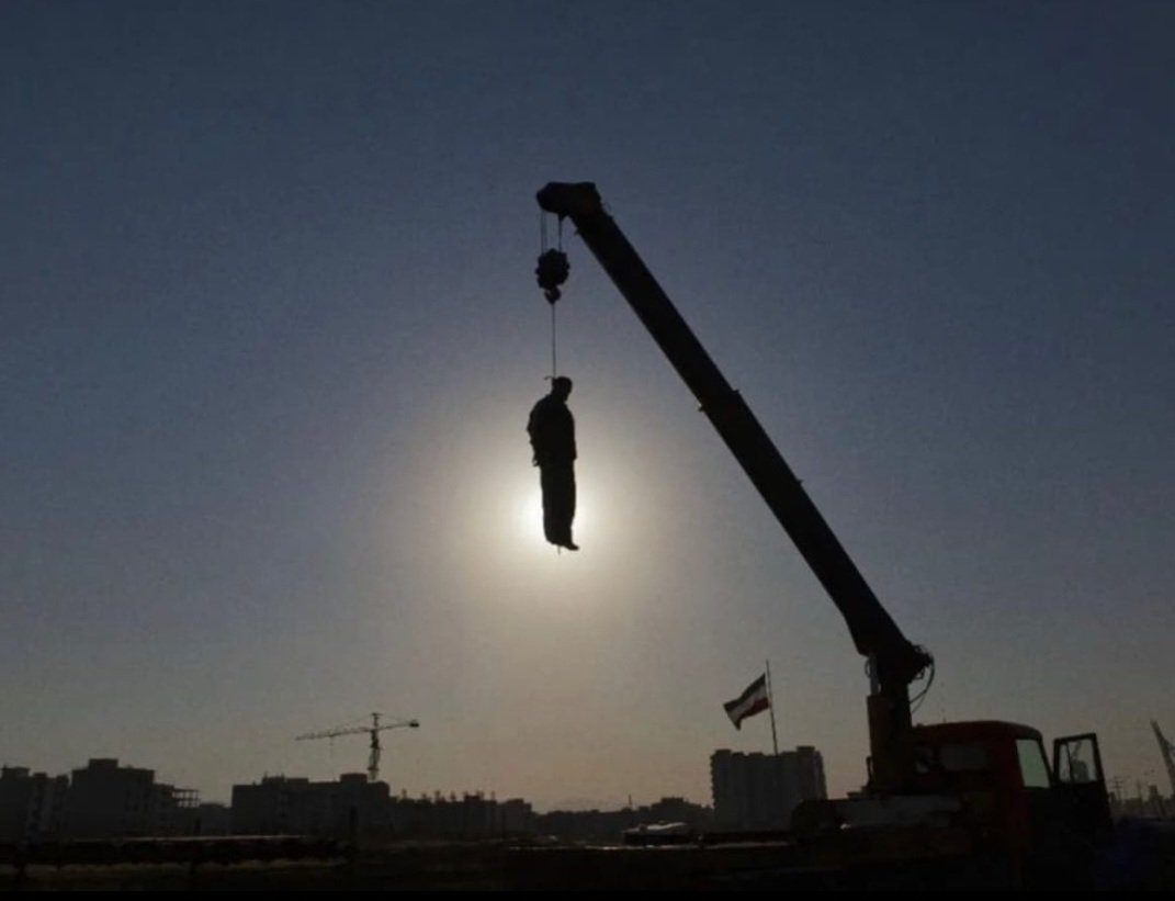 AlirezaAkhondi's tweet photo. Two new murders after summary trials. Two new victims of the brutal Islamist regime in Iran. But let's be clear - this regime is on its last breath. Rest in peace beloved freedom fighters. 💔❤️
#MohammadMehdiKarami #MohammadHosseini https://t.co/NTcrkaWi2v