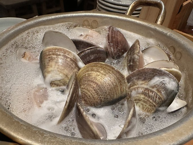 2件目『築地もったいないプロジェクト』来訪!前から来たかったお店。レアな魚を扱ってるそうです
この貝の塩茹でがお通し!ライブ感すごい!
イカ、真鯛、フエダイ、クエ、ホンマグロお通し! 