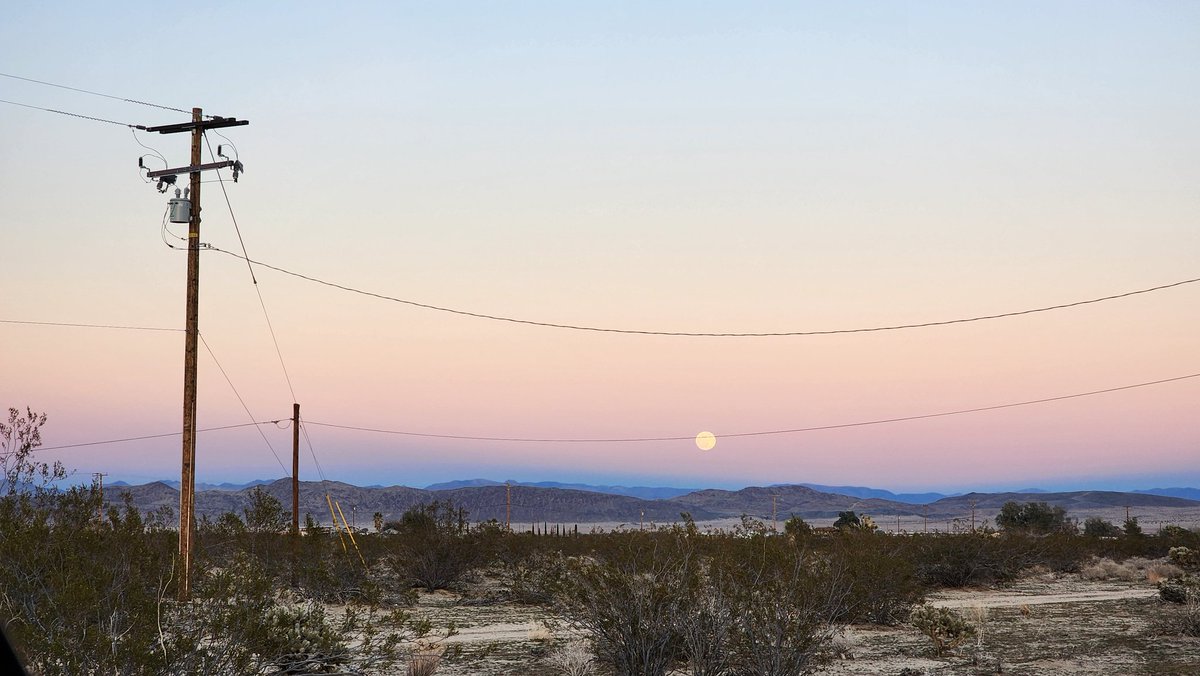 mataiblacklock's tweet photo. Last moon rise we'll see over Joshua Tree until March as we embark #Bajabound with our @kiftlife family ππ£βοΈ https://t.co/H7HXzHXgVi