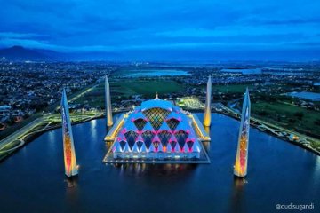 AirinNz_KembaliLagi (@airindatanglagi) on Twitter photo Subhanallah..
Sungguh Masjid yg sangat Megah.
Dana nya 1 Triliun Coy😲
Smg setelah dbangunnya Masjid Megah dgn Dana 1 Triliun ini.
Akan Ada Gereja 1 Triliun, Pura 1 Triliun atau Vihara 1 Triliun di Bangun di Jabar Ya Kang <a href="/ridwankamil/">Ridwan Kamil</a>
Semoga🙏☺️ Subhanallah..
Sungguh Masjid yg sangat Megah.
Dana nya 1 Triliun Coy😲
Smg setelah dbangunnya Masjid Megah dgn Dana 1 Triliun ini.
Akan Ada Gereja 1 Triliun, Pura 1 Triliun atau Vihara 1 Triliun di Bangun di Jabar Ya Kang <a href="/ridwankamil/">Ridwan Kamil</a>
Semoga🙏☺️