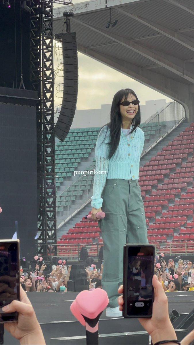 punpitikorn's tweet photo. พิเจนยืนหนึ่งตัวตึงความจ๊าบอะ สุดเท่ 

#BORNPINKinBANGKOK
#BLACKPINK 
#JENNIE https://t.co/vDffdLiBj6